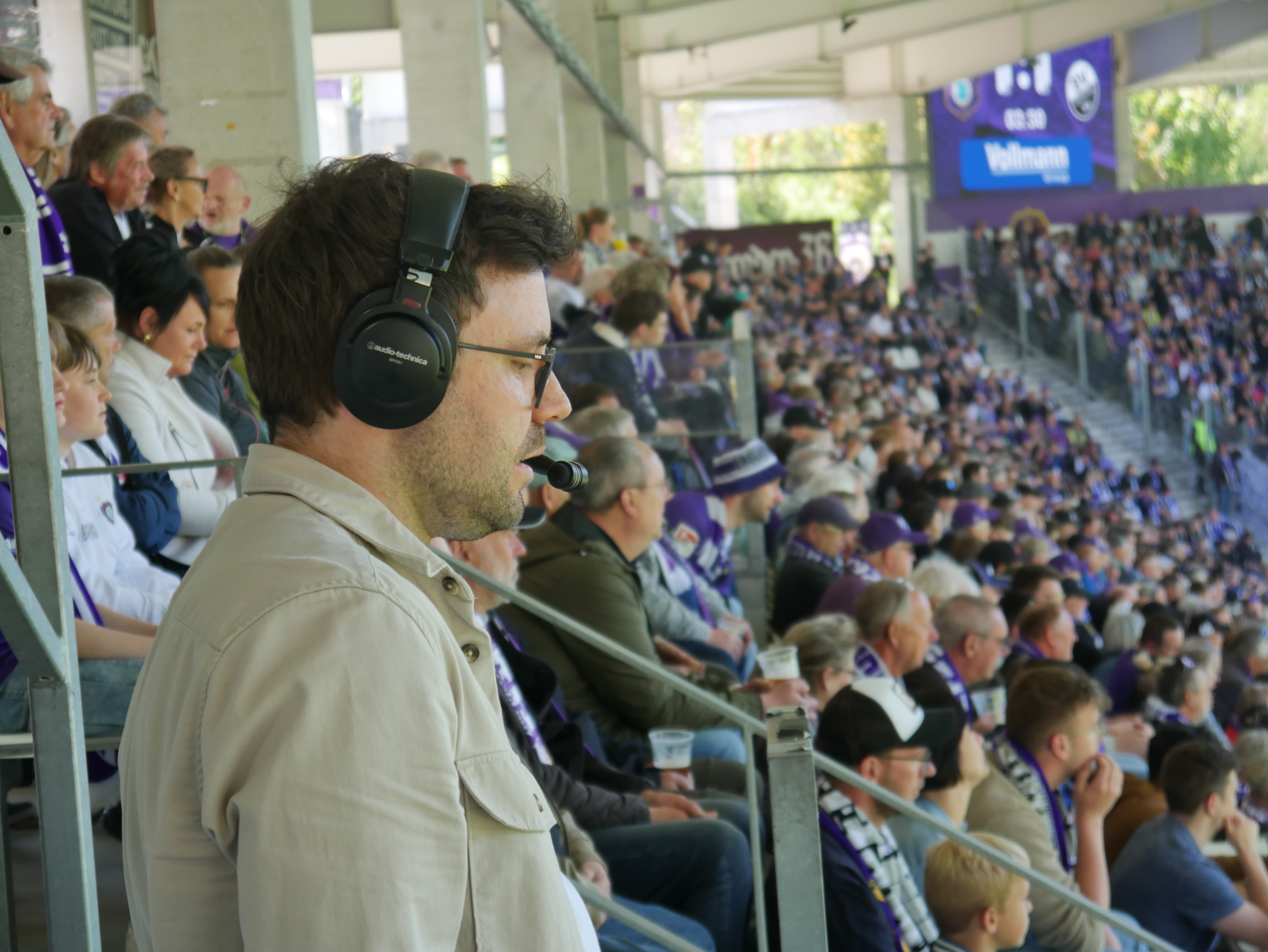 Martin Hahn beim Live-Kommentar im vollbesetzten Stadion